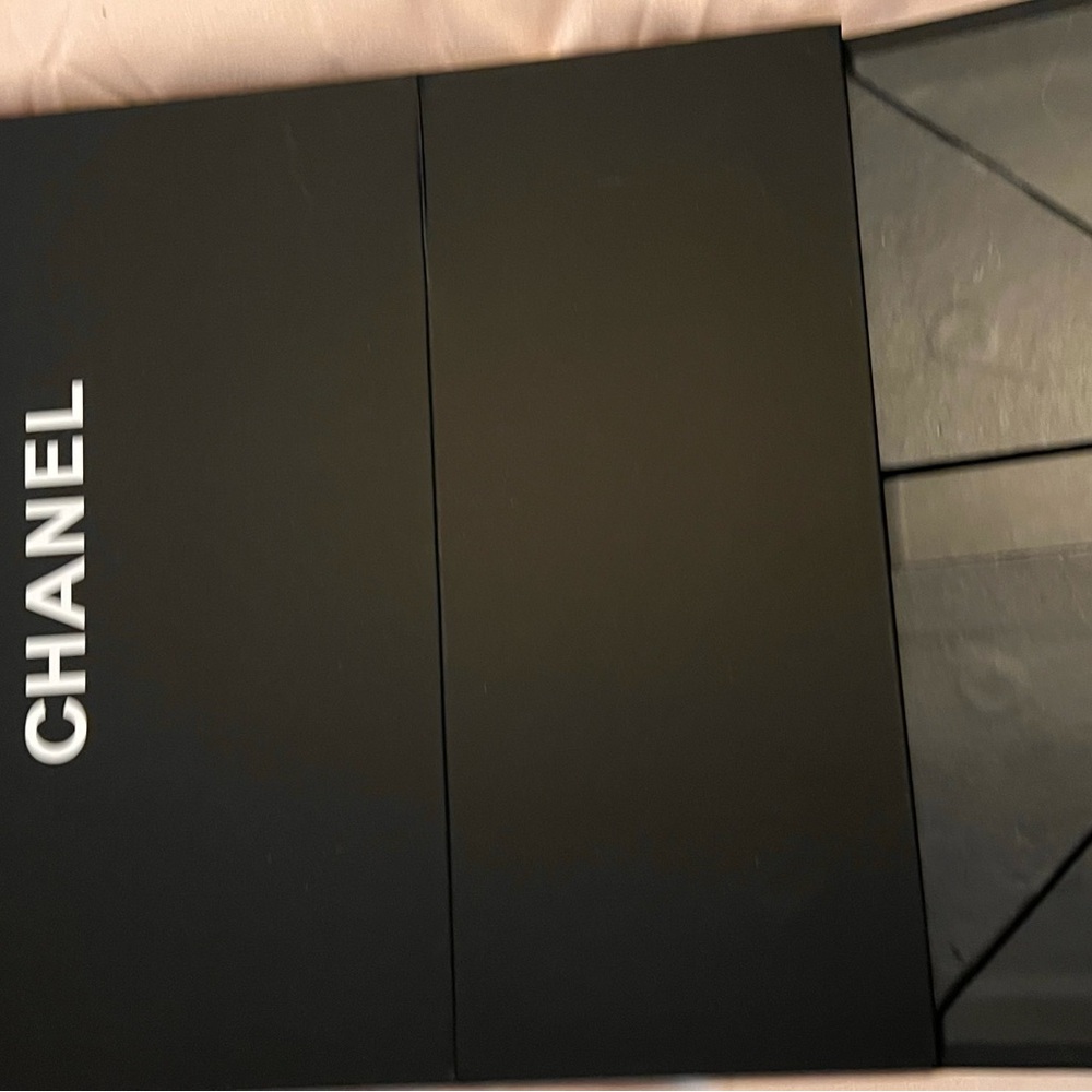 Chanel Cream Tote Bag with Textured Canvas and Iconic CC Logo - Picture 4 of 16
